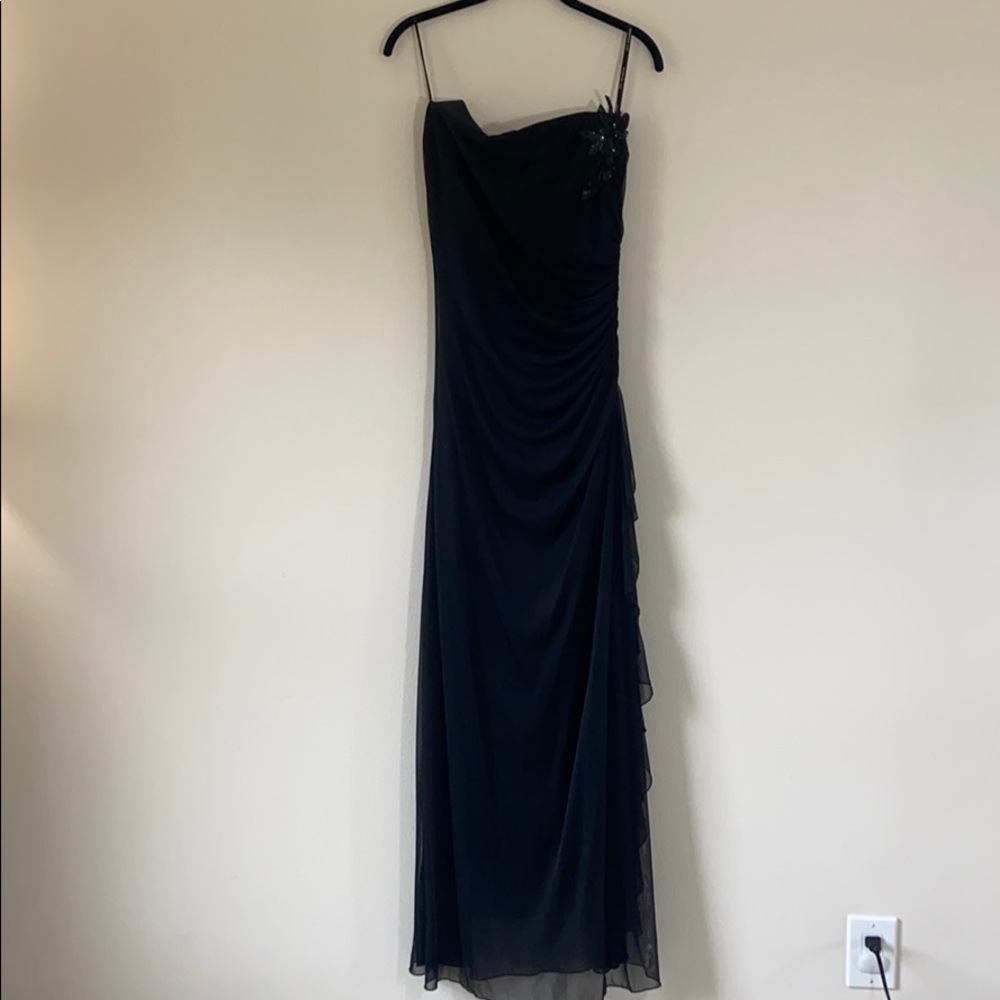 Black sleeveless dress
